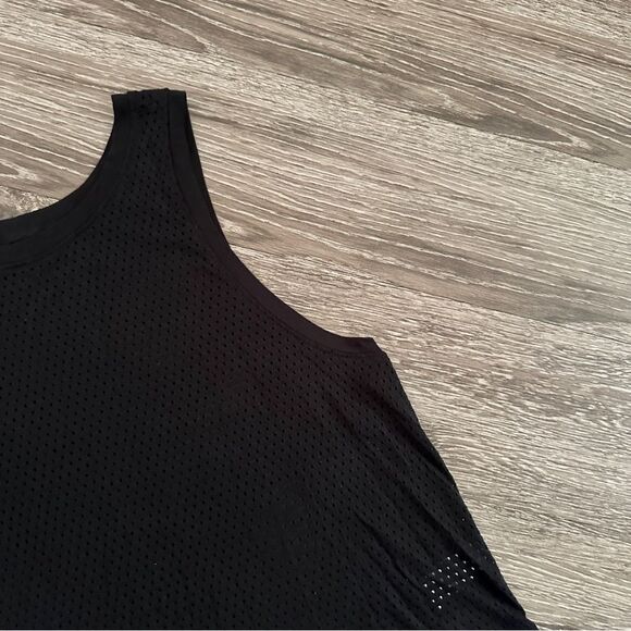 Beyond Yoga Perforated tank - Picture 3 of 6